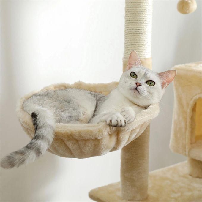 Chat se reposant confortablement dans l'arbre à chat 170 cm avec un espace douillet.