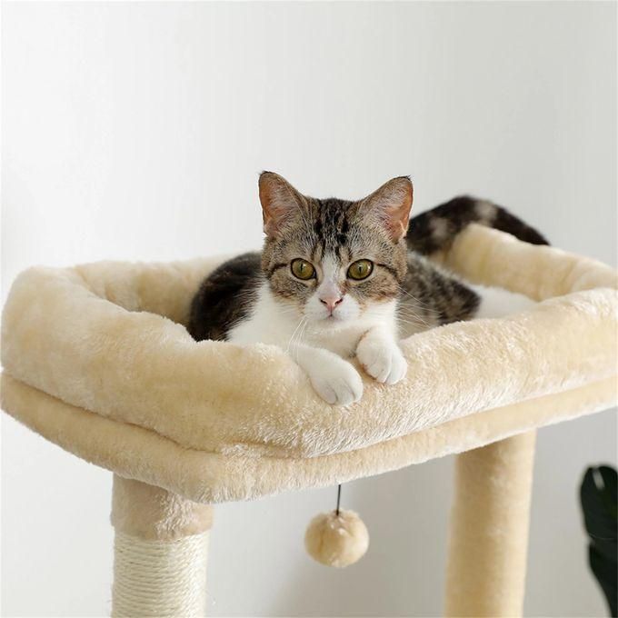 Chat se reposant sur un arbre à chat confortable de 170 cm, parfait pour jouer et se détendre.