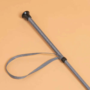 Cravache tressée grise 69 cm pour cavalier débutant, équitation Maroc. Poignée noire ergonomique avec dragonne.