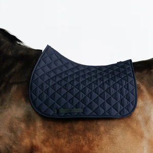 Tapis de selle cheval bleu marine matelassé offrant confort et stabilité, disponible en livraison au Maroc.