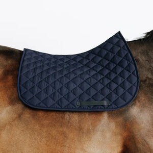 Tapis de selle cheval bleu marine matelassé pour équitation au Maroc, accessoire confort et stabilité.
